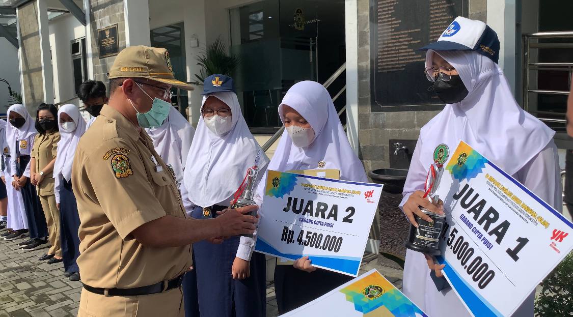 Penyerahan Trophy Lomba OLSN jenjang SMP tingkat Kota Yogyakarta