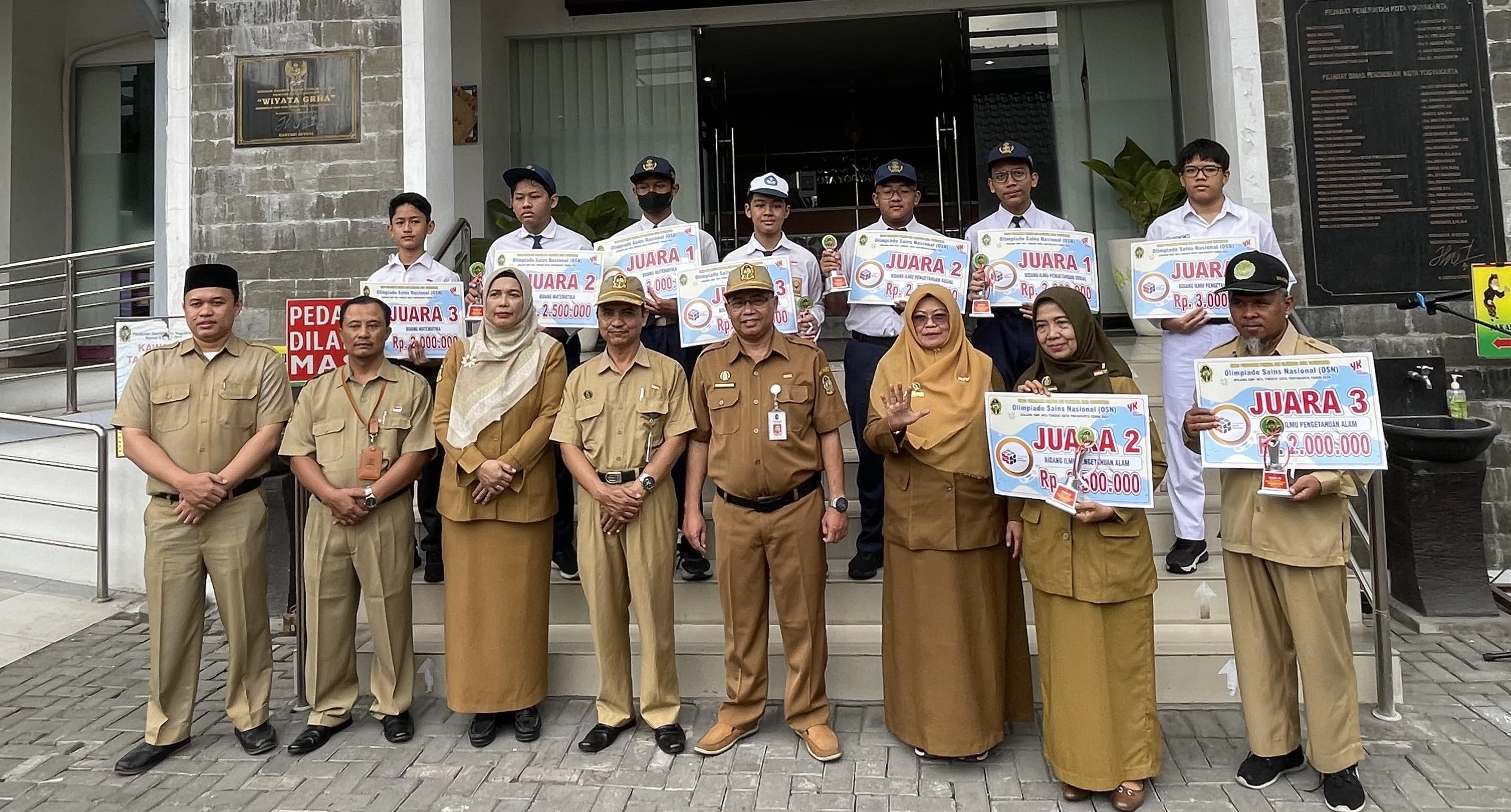 Penyerahan Trophy Juara 1, 2, 3 lomba OSN dan FLS2N tingkat Kota Yogyakarta